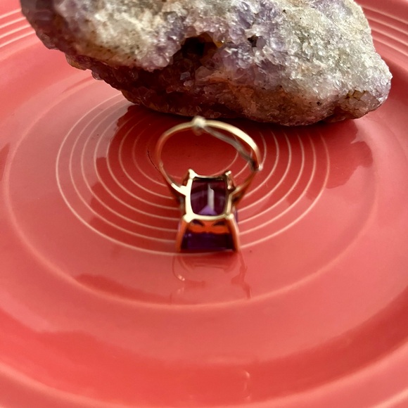 Vintage Emerald Cut Amethyst Gold Ring - Picture 4 of 9
